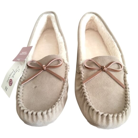 Secret Treasures Size 11 Slippers Genuine Suede Moccasin Plush Lining Bow Accent - Picture 2 of 10